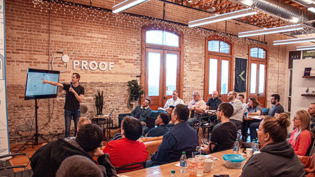 Hombre realizando un pitch o presentación de su startup