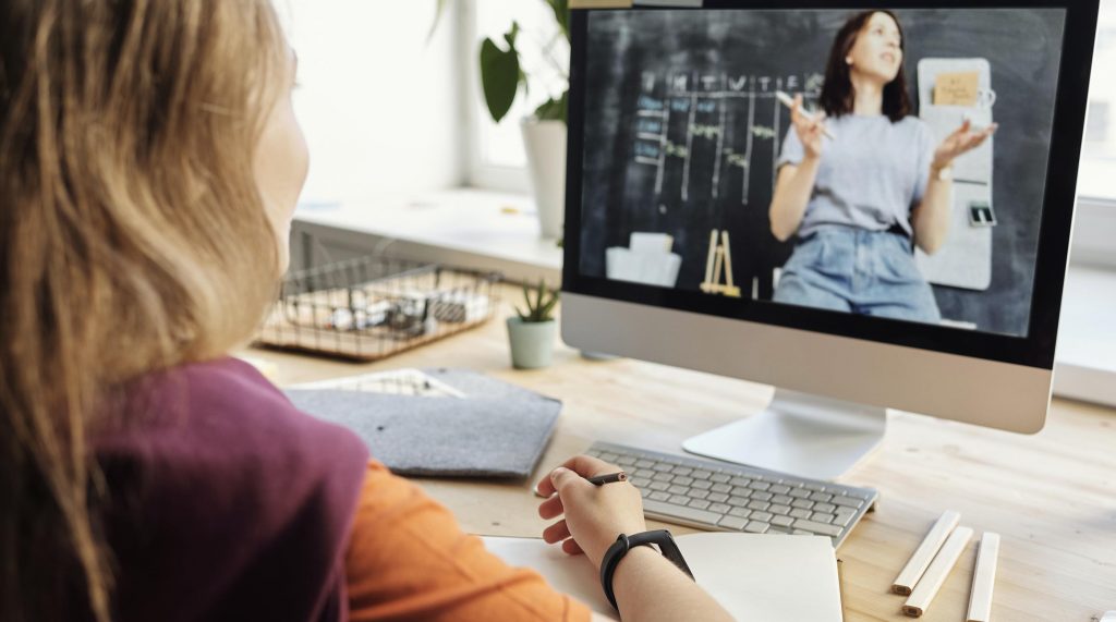 Fotografia de una profesora haciendo una clase online