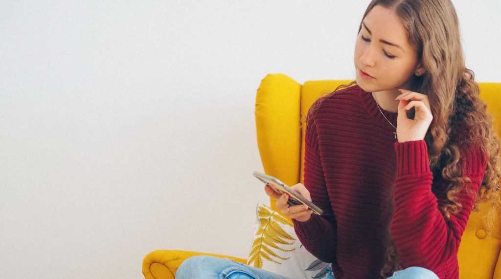girl view a interactive content with a mobile