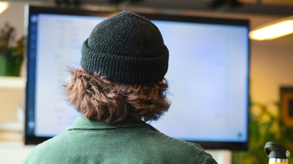 hombre creando un contenido interactivo en el ordenador
