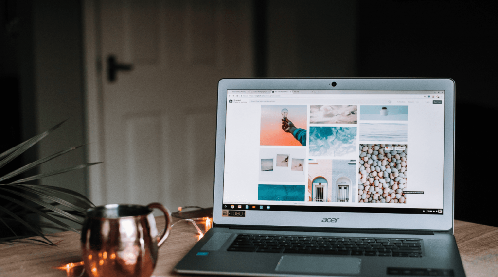 ordenaodr abierto con un portfolio de un diseñador