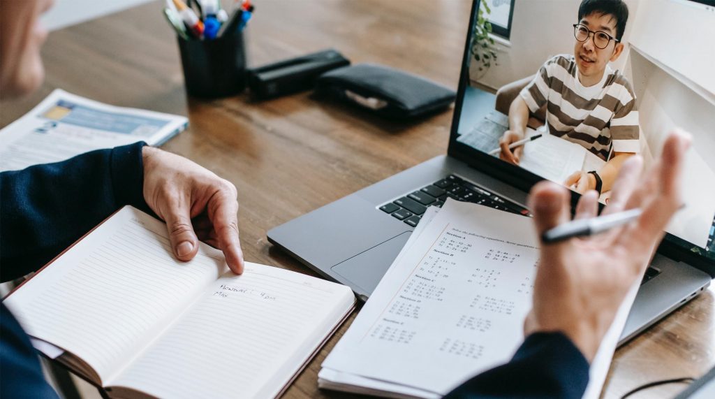 una profesora creando una rúbrica de evaluación