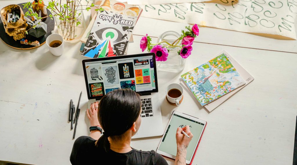 Persona en su escritorio trabajando con programas de diseño