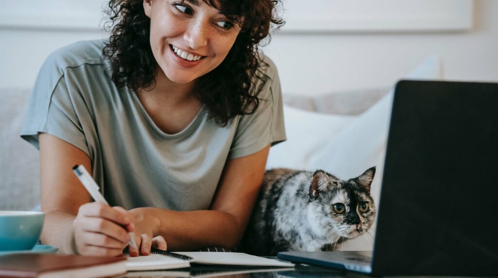 chica realizando un curso online con scrom en genially