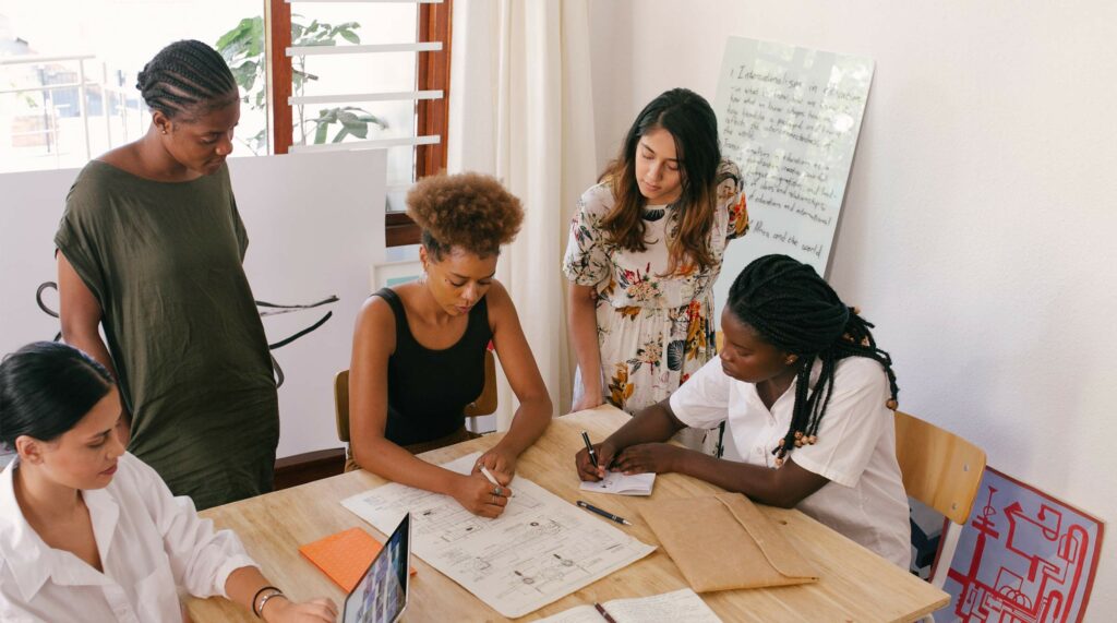 personas trabajando en una agencia en post infografias-para-medios