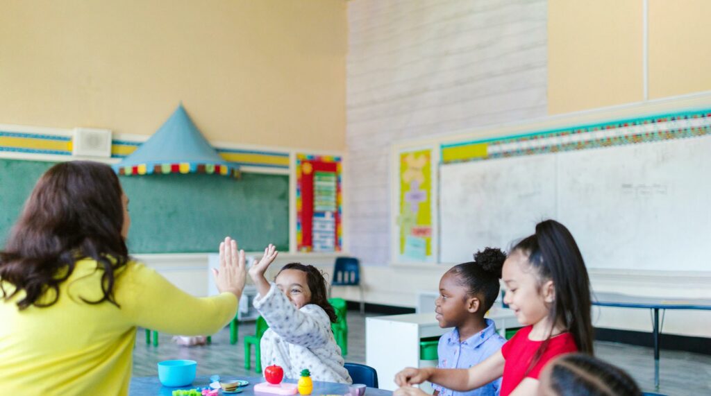 Niños en clase relacionándose y aprendiendo