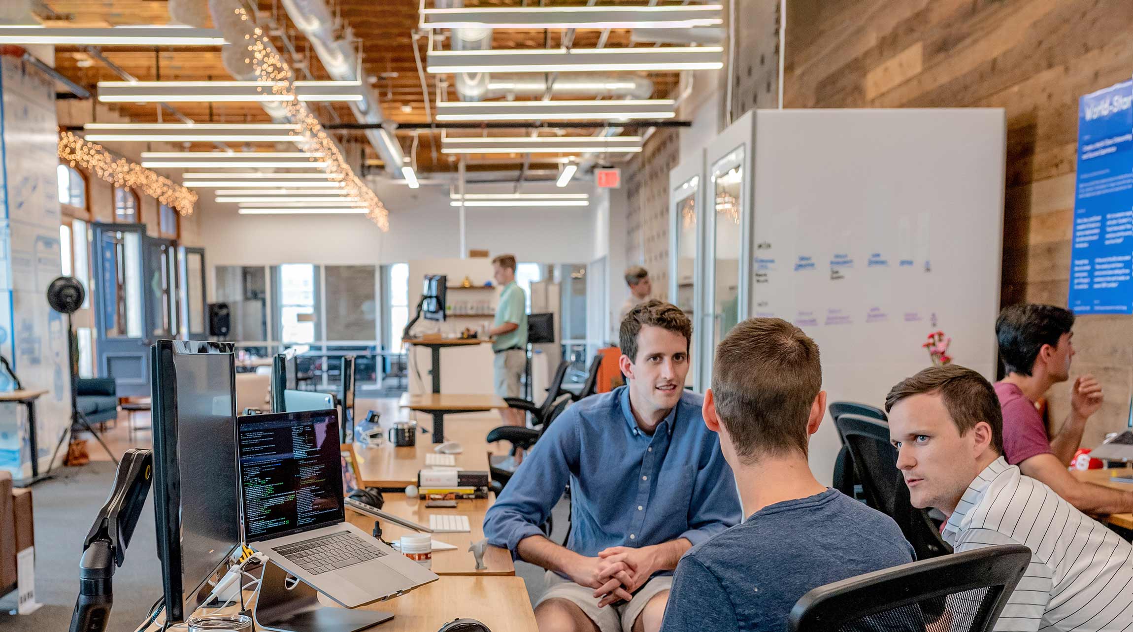 imagen de una oficina con personas trabajando en post de gamificación para empresas