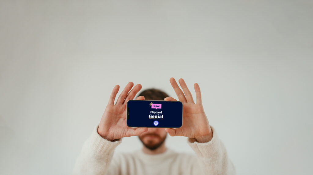 Image d’un jeune homme tenant un smartphone comme pour prendre une photo illustrant l’article sur les cartes virtuelles.
