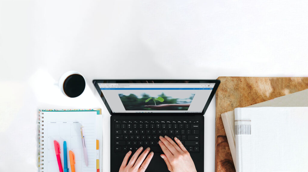mains tapant sur un ordinateur portable