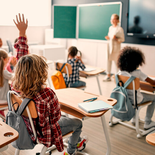 De vuelta a clases. Alumnos de primaria de diversas culturas están listos para aprender. Niños en el aula con su profesor. Ilustra las plataformas educativas.
